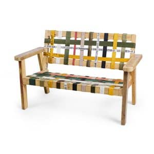 ספסל שלבים מעץ בשילוב רצועות צבעוניות